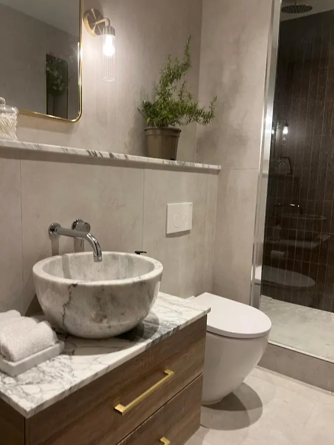 Spring Stays Cosy 2-Bed Residence With Free Parking London Holiday home